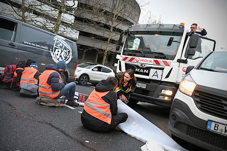 Eine Blockade an der Ausfahrt Messedamm  in Charlottenburg.