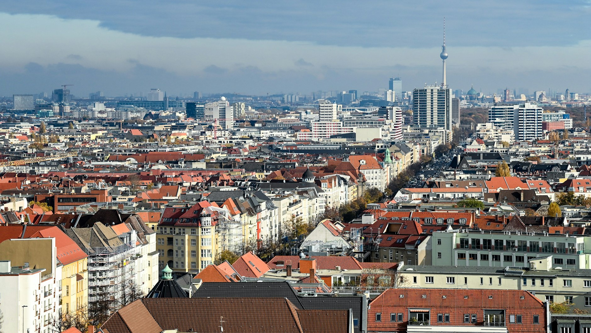Blick über Wohnhäuser an der Bismarckstraße in Richtung Alexanderplatz mit dem Fernsehturm: Auch in Berlin ist der Aufschwung ins Stocken geraten (Symbolbild).