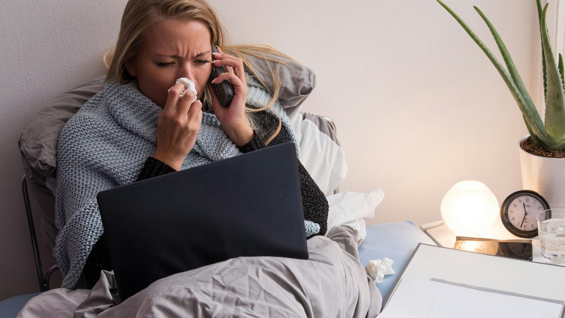 Im Bett ist der Laptop eh zur Hand: Da checkt man schnell mal Mails, anstatt sich auszukurieren.