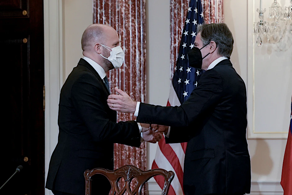 04.02.2022, USA, Washington: Der slowakische Verteidigungsminister Jaroslav Nad (l.) spricht mit US-Außenminister Antony Blinken während einer Unterzeichnungszeremonie im Außenministerium in Washington. Blinken hat inmitten der heftigen Spannungen zwischen Russland und der Ukraine einen Militärvertrag mit der Slowakei unterzeichnet.