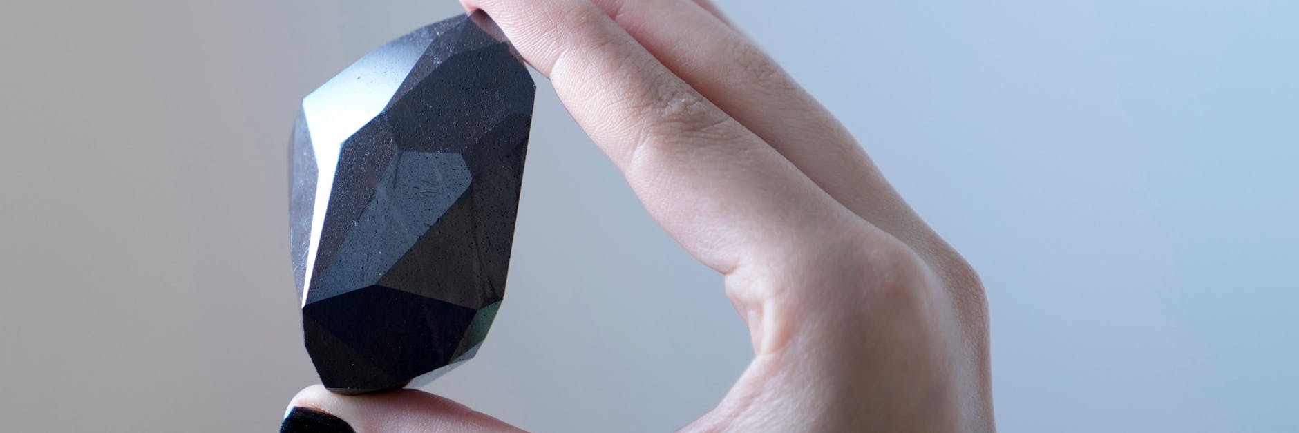 Passt gut zwischen Daumen und Zeigefinger: Der größte geschliffene Diamant der Welt "The Enigma". Jetzt wurde er versteigert.