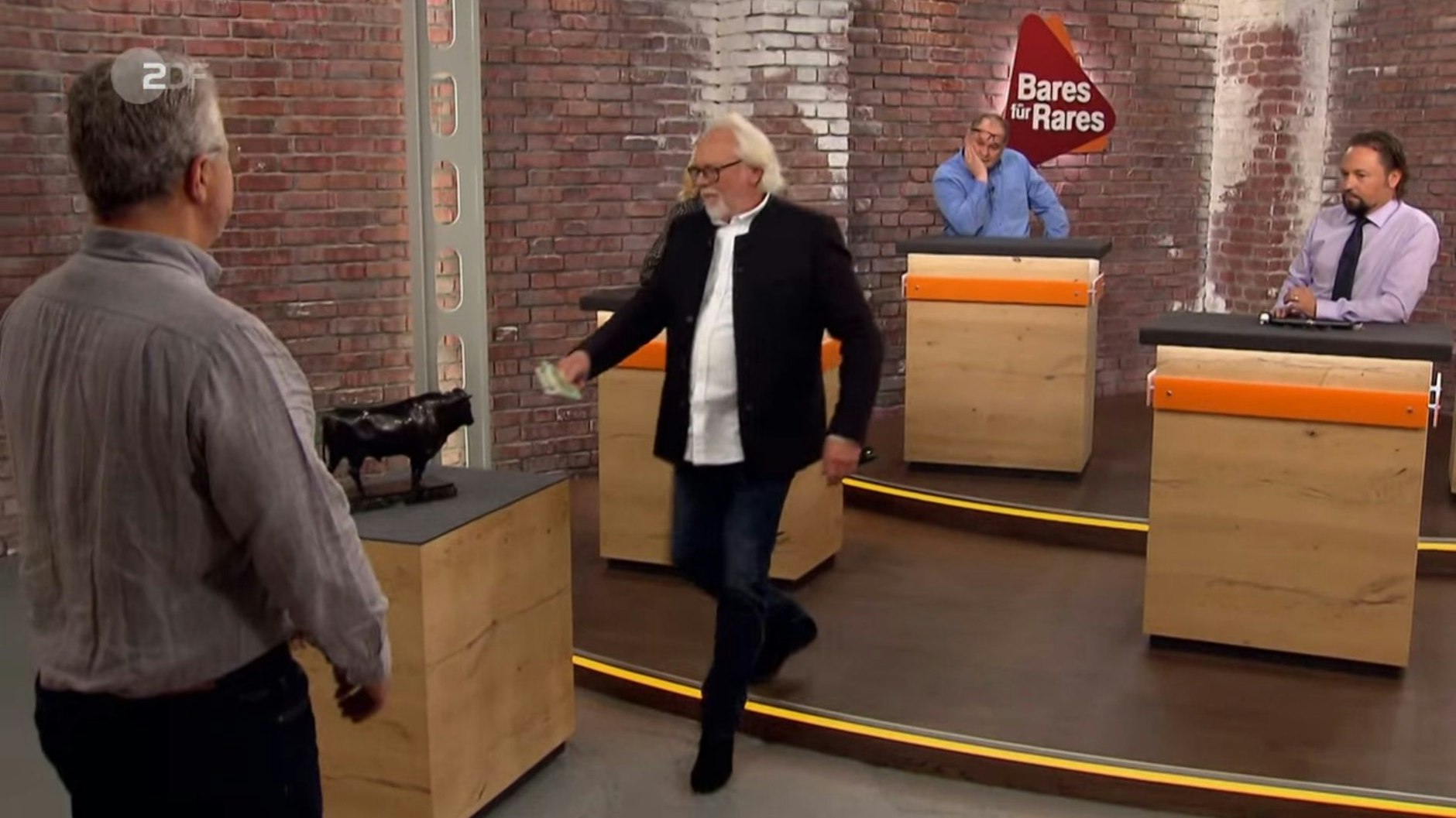 „Bares für Rares“-Händler Friedrich Häuser zahlt für den Berliner Bronze-Stier stolze 1500 Euro.