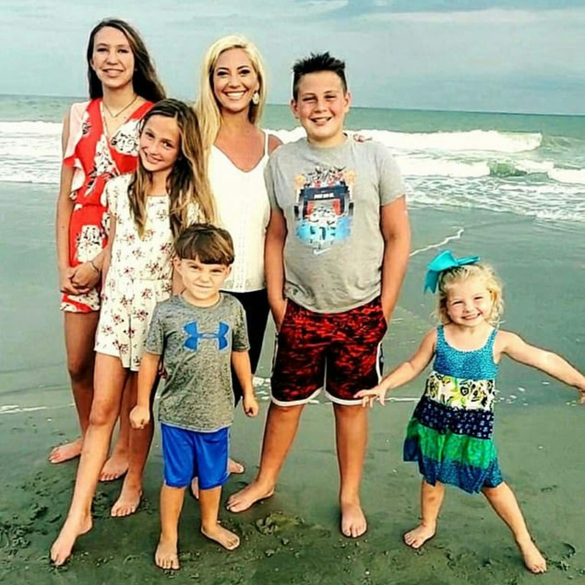 Melissa Henderson wurde vor ihren weinenden Kindern in Handschellen von den Cops abgeführt.