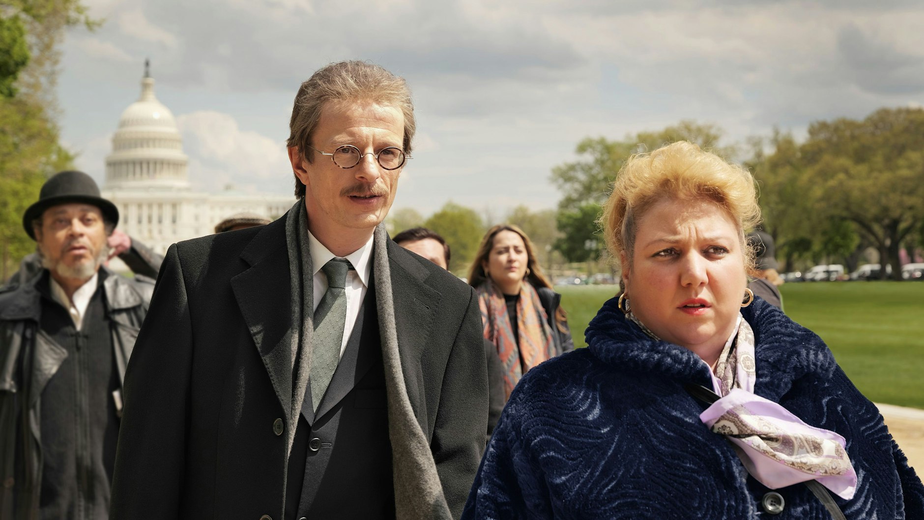 Alexander Scheer (l.) und Meltem Kaptan in einer Szene des Films „Rabiye Kurnaz gegen George W. Bush“ (Deutschland/Frankreich). Der Film von Andreas Dresen gehört ebenfalls zu den Wettbewerbsfilmen der diesjährigen Berlinale.