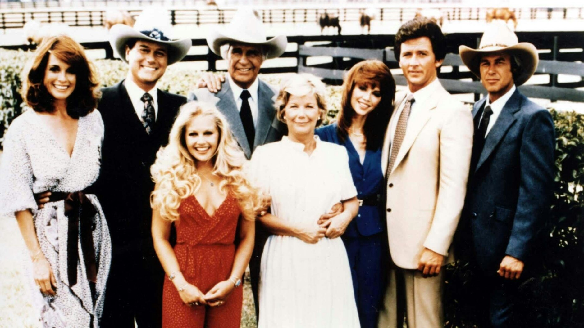 Die Stars der Serie „Dallas“: Linda Grey, Larry Hagman, Charlene Tilton, Jim Davis, Barbara Bel Geddes, Victoria Principal, Patrick Duffy, Steve Kanaly (von links)