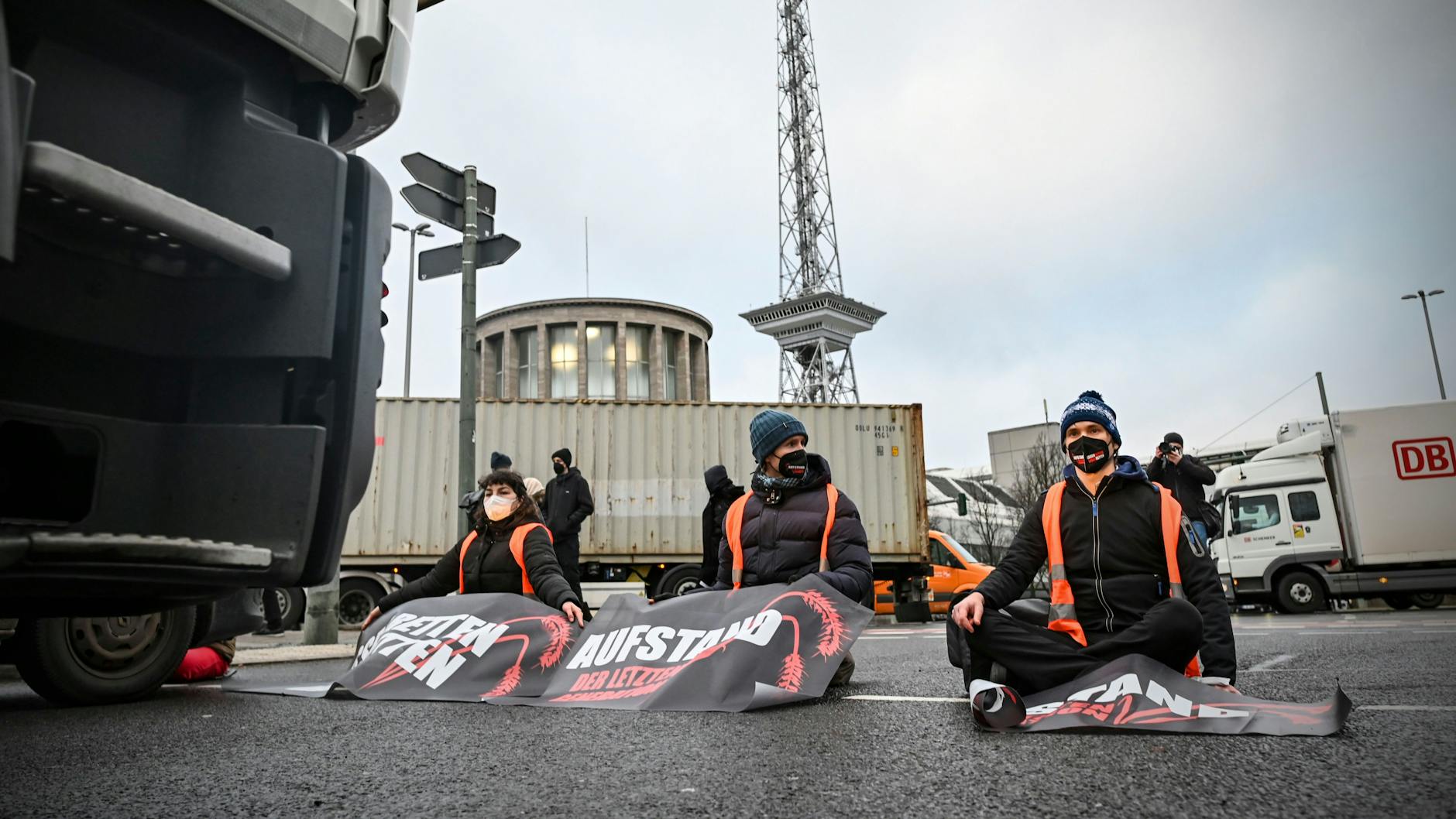 Die Klimaschützer blockierten mehrfach die Fahrbahn.