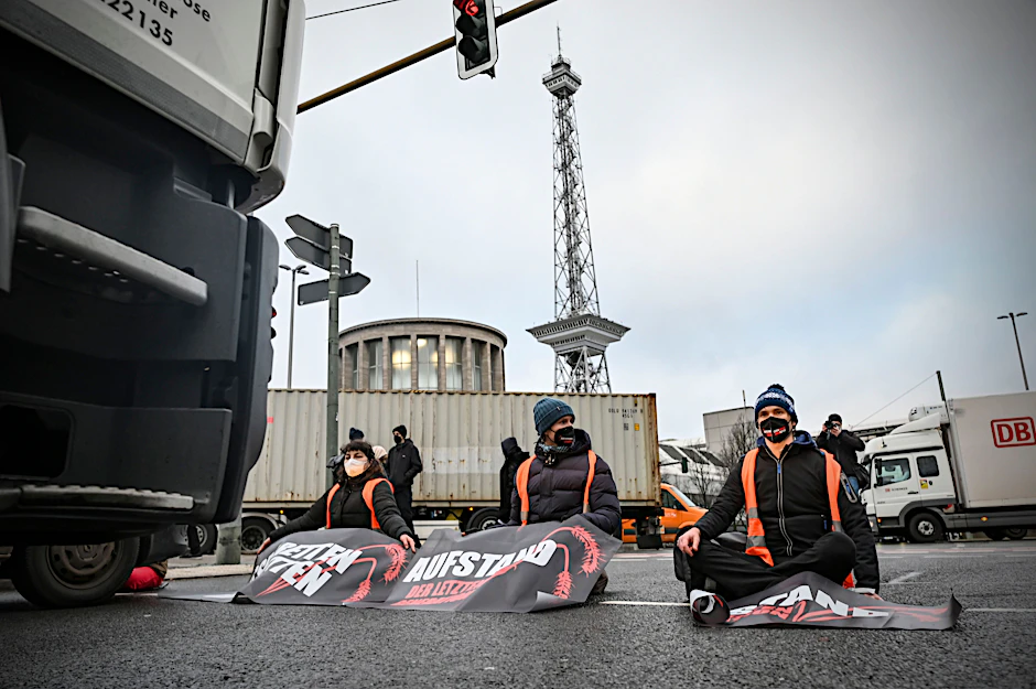 Die Klimaschützer blockierten mehrfach die Fahrbahn.