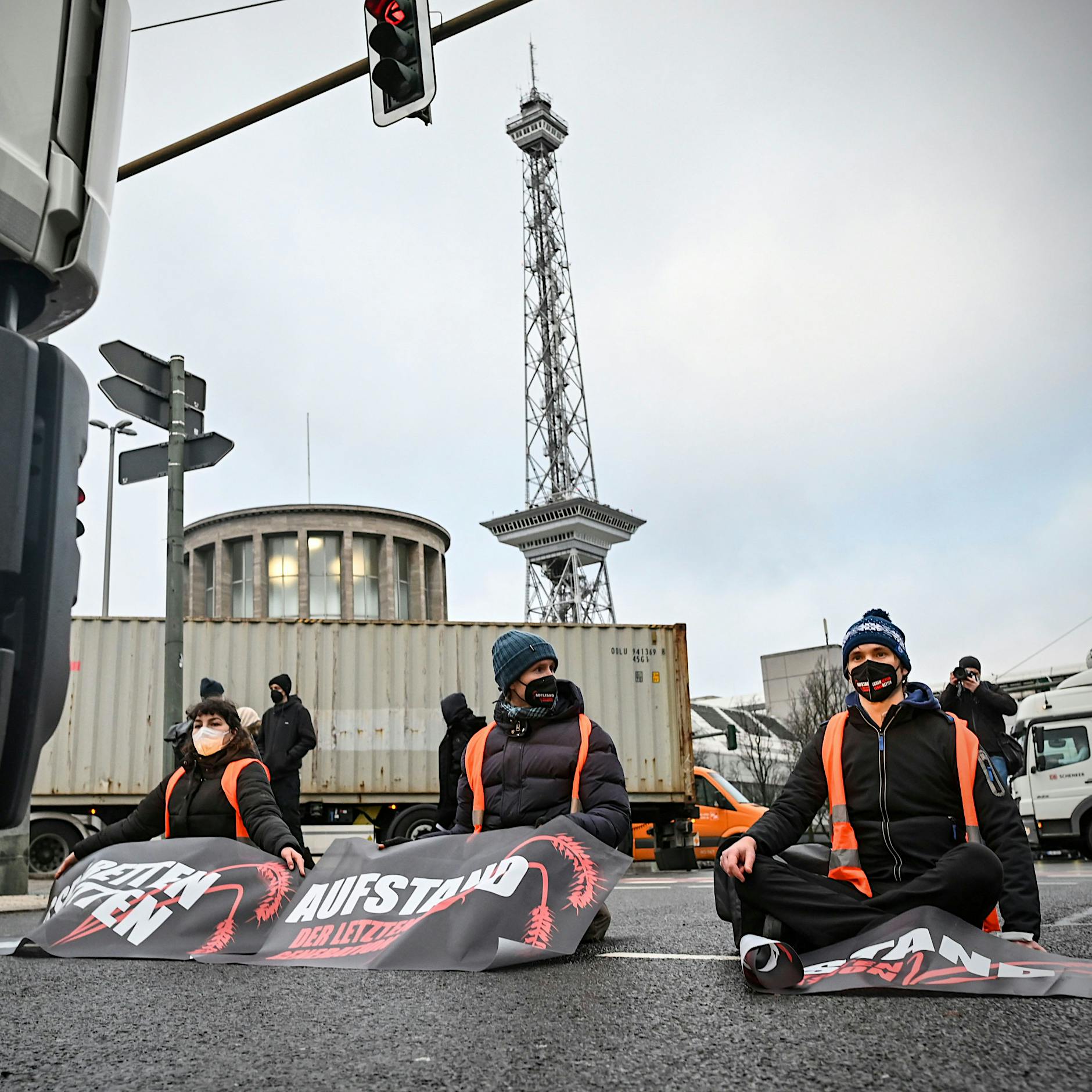 Straßenblockaden in Berlin: Rund 200 Anzeigen gegen Klimaaktivisten