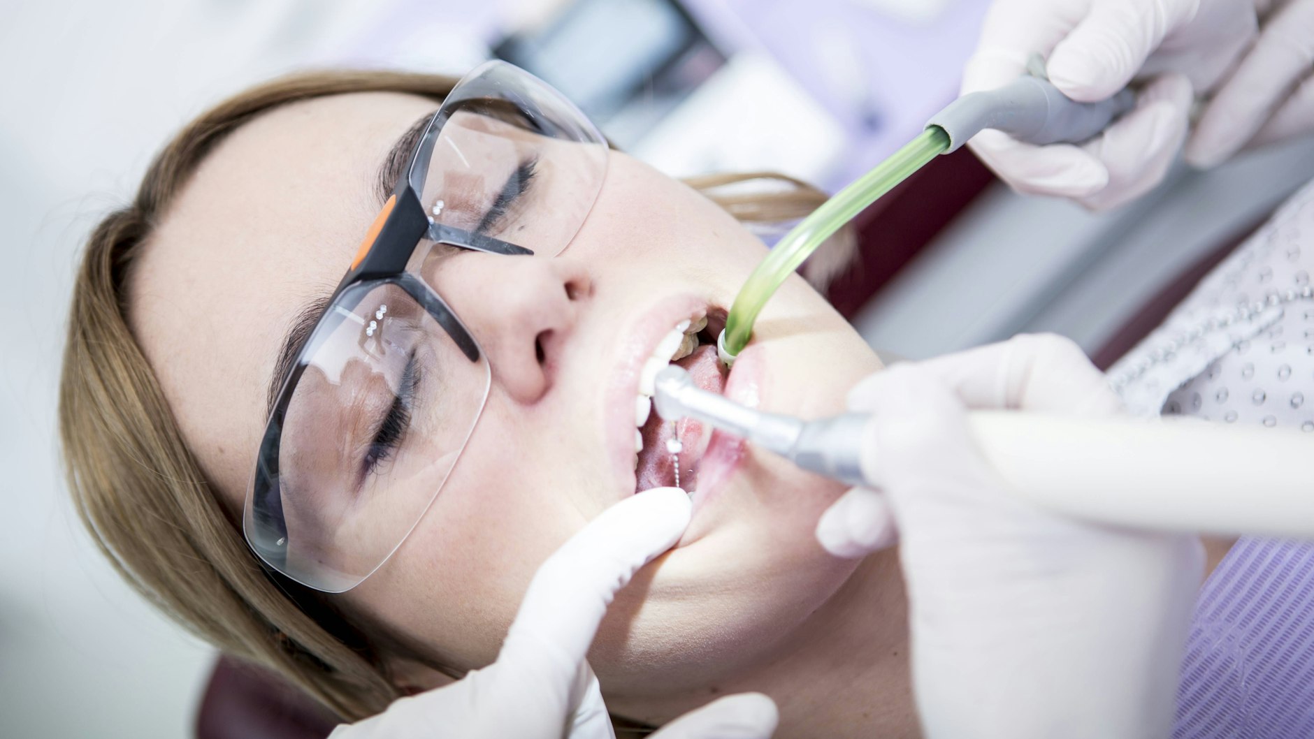 Ein regelmäßiger Zahn-Check kann vor schlimmen Schmerzen bewahren.