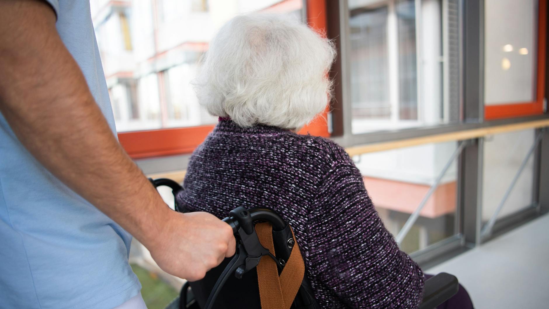 Die einrichtungsbezogene Impfpflicht würde Pflegekräfte treffen (Symbolbild).