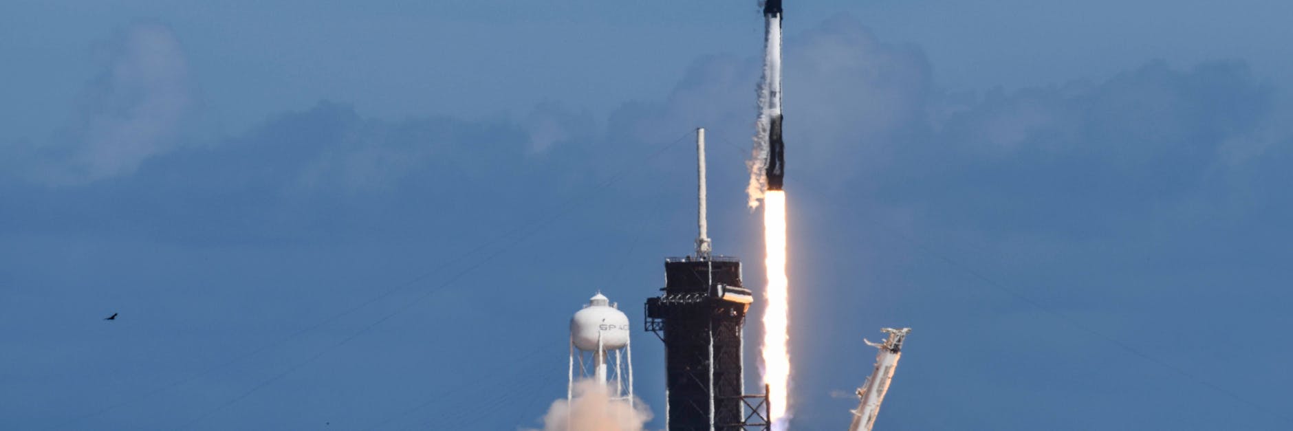 Eine SpaceX Falcon 9-Rakete hebt am 3. Februar 2022 von Pad 39A im Kennedy Space Center in Florida ab. Die Rakete trägt eine Reihe von Starlink-Satelliten.