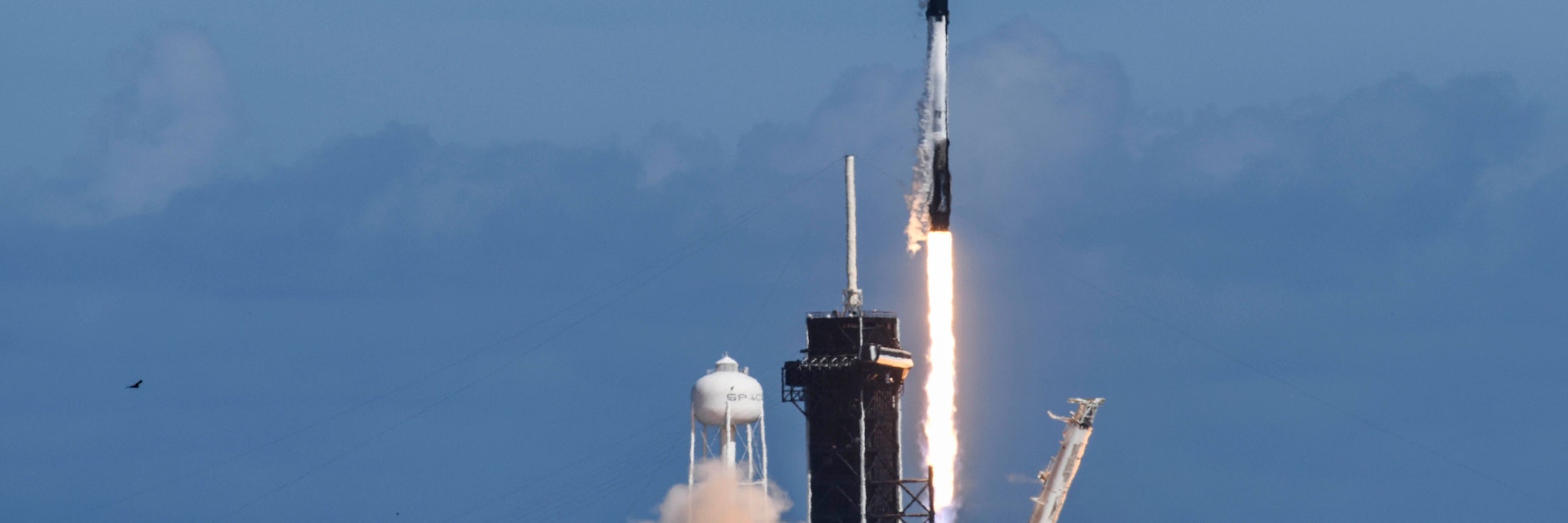 Eine SpaceX Falcon 9-Rakete hebt am 3. Februar 2022 von Pad 39A im Kennedy Space Center in Florida ab. Die Rakete trägt eine Reihe von Starlink-Satelliten.
