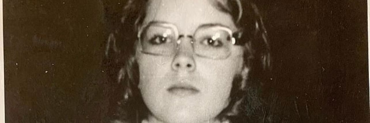 Sharon Stone als Schulmädchen mit Brille.