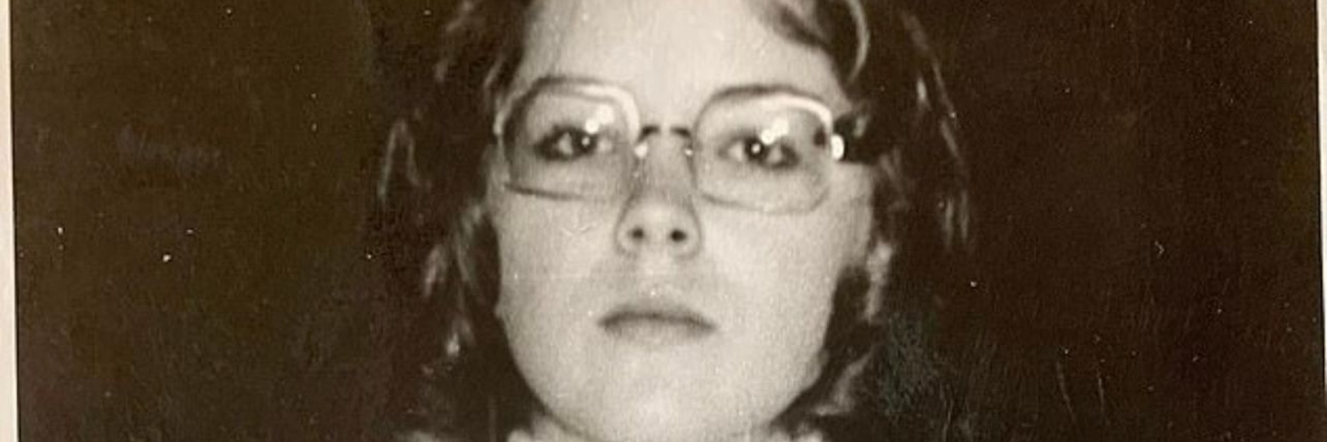 Sharon Stone als Schulmädchen mit Brille.