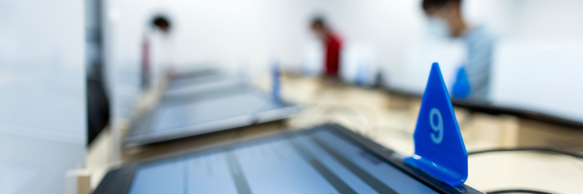 Einige Fahrschüler nutzen die Maskenpflicht aus, um bei der Theorieprüfung zu schummeln (Symbolbild).