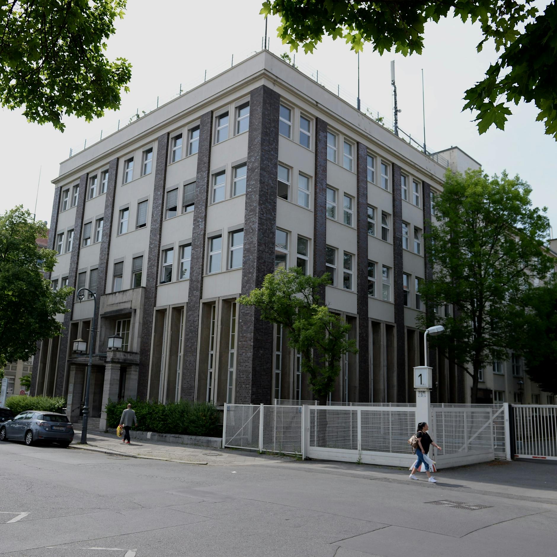 Finanzamt Neukölln bringt China-Firmen das Steuerzahlen bei