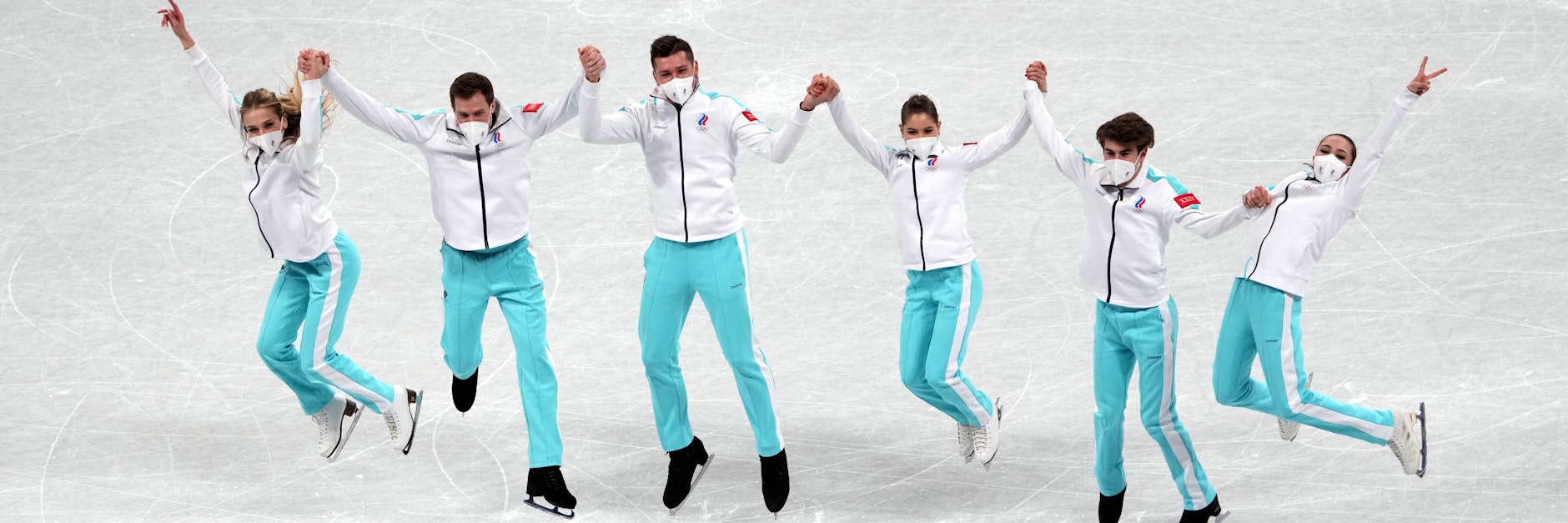 Russlands Eiskunstlauf-Team-Gold-Gewinner jubelten bereits, müssen aber weiter auf ihre Medaille warten.