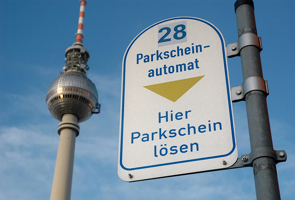 Hinweisschild am Fernsehturm in Berlin-Mitte