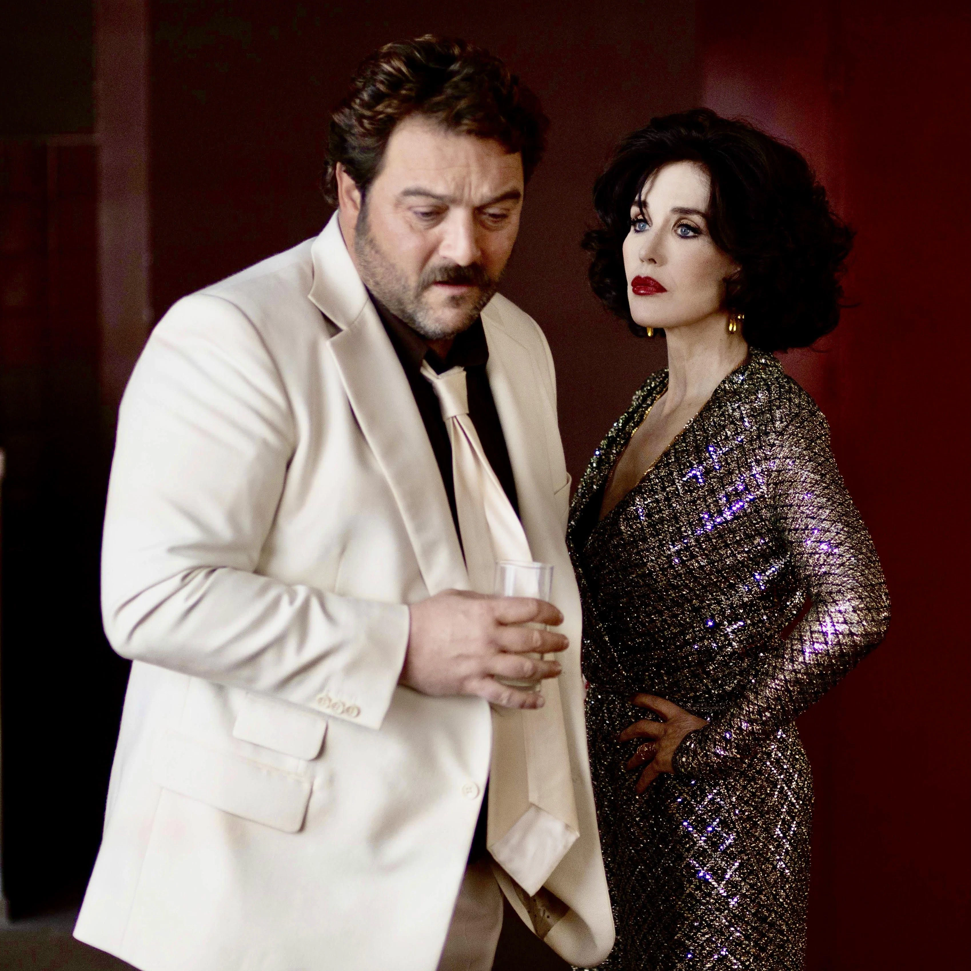Denis Ménochet und Isabelle Adjani in einer Szene aus dem Film „Peter von Kant“.