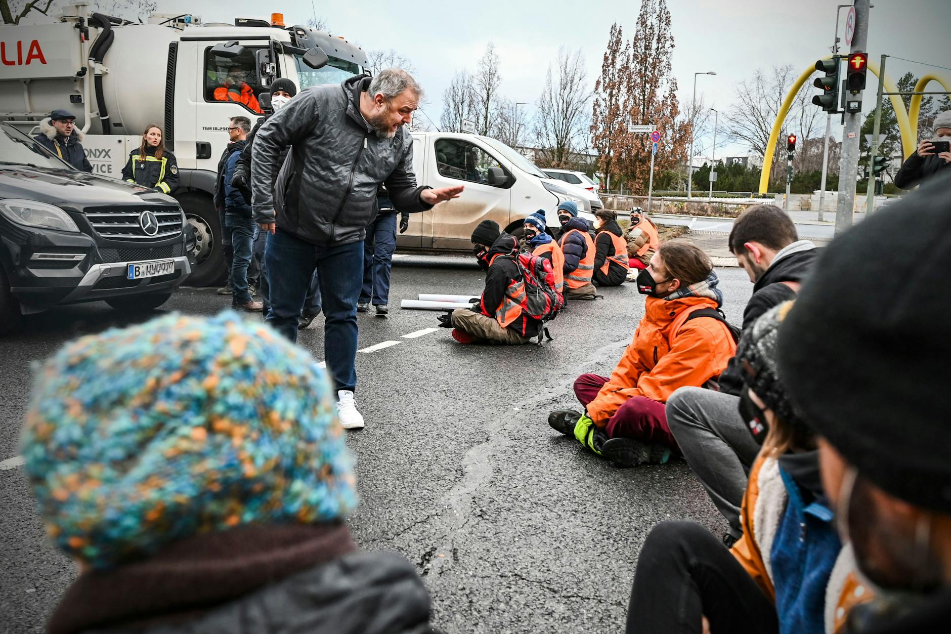 Die Wut der Autofahrer liefert gute Bilder: Blockade an der Ausfahrt Messedamm am Montag.