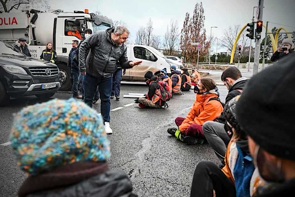 Die Wut der Autofahrer liefert gute Bilder: Blockade an der Ausfahrt Messedamm am Montag.