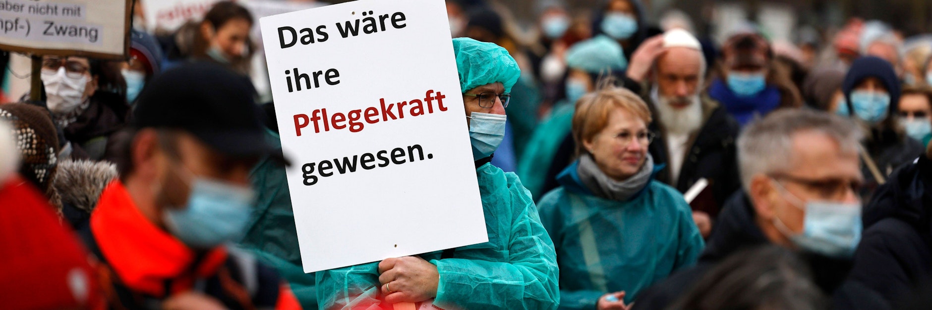 Demonstranten befürchten viele Kündigungen von Pflegekräften bei Einführung der Impfpflicht.