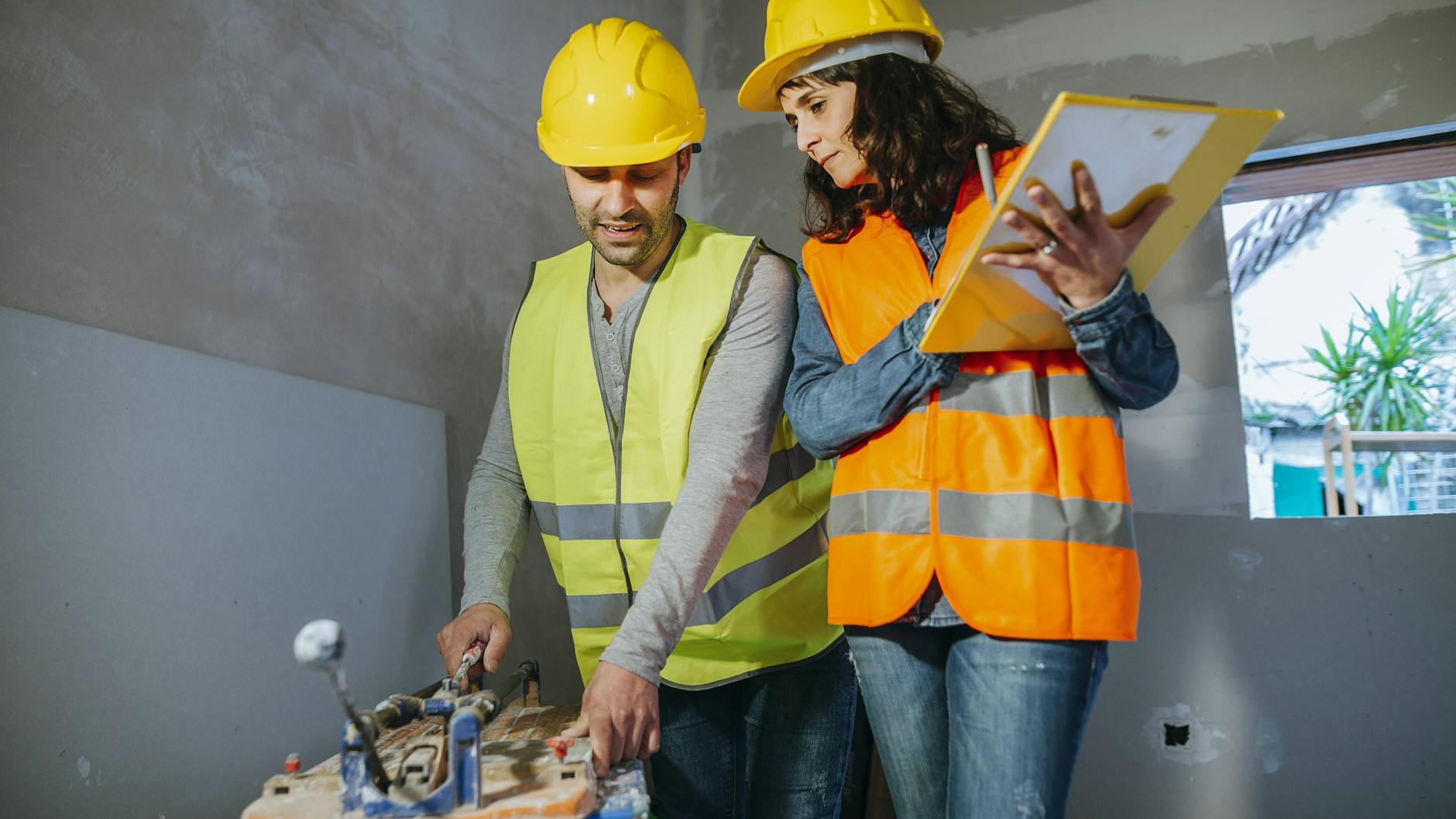 Verdient sie so viel wie er? Schön wär’s. Führungskräfte in Deutschland sehen kein Problem bei der Gleichstellung – zumindest nicht im eigenen Unternehmen (Symbolbild).