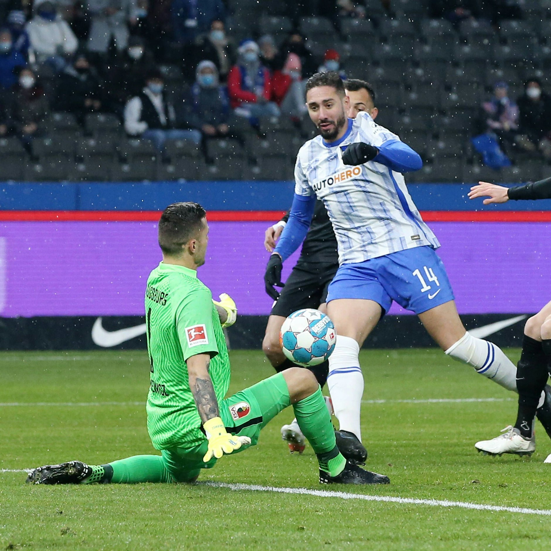 Augsburgs Torwart Rafal Gikiewicz blockt einen Schuss des Hertha-Stürmer Ishak Belfodil ab.