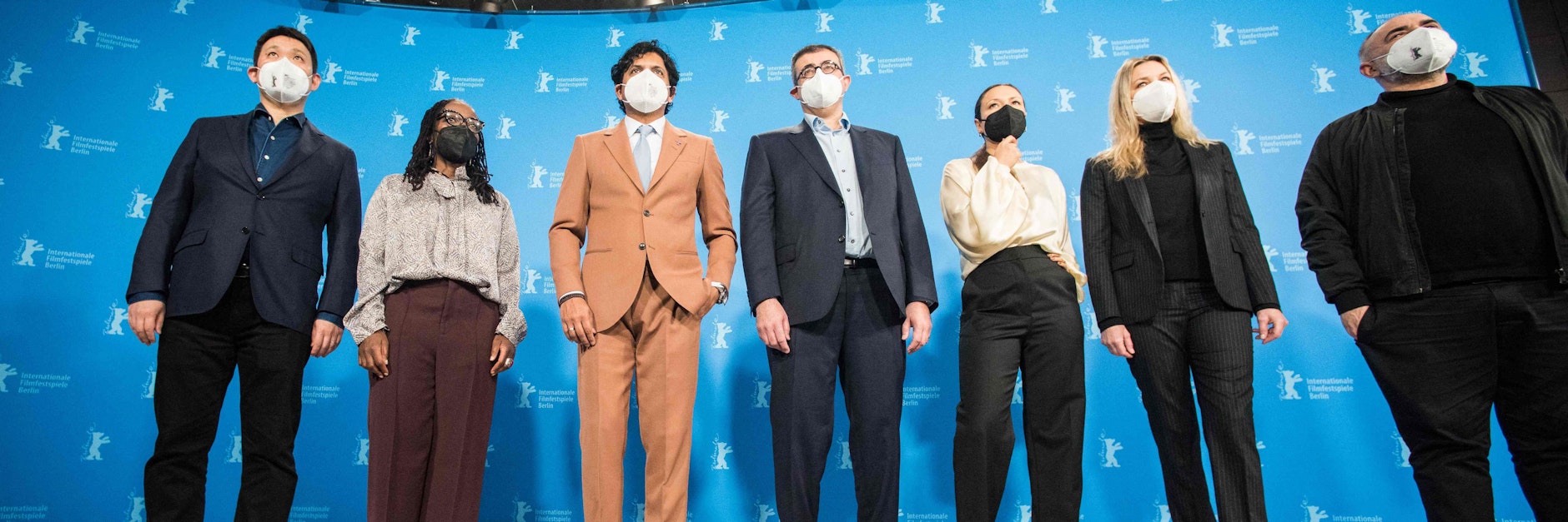 Die internationale Berlinale-Jury um Jurypräsident M. Night Shyamalan (3. v. l.) stellte sich am Donnerstag vor.