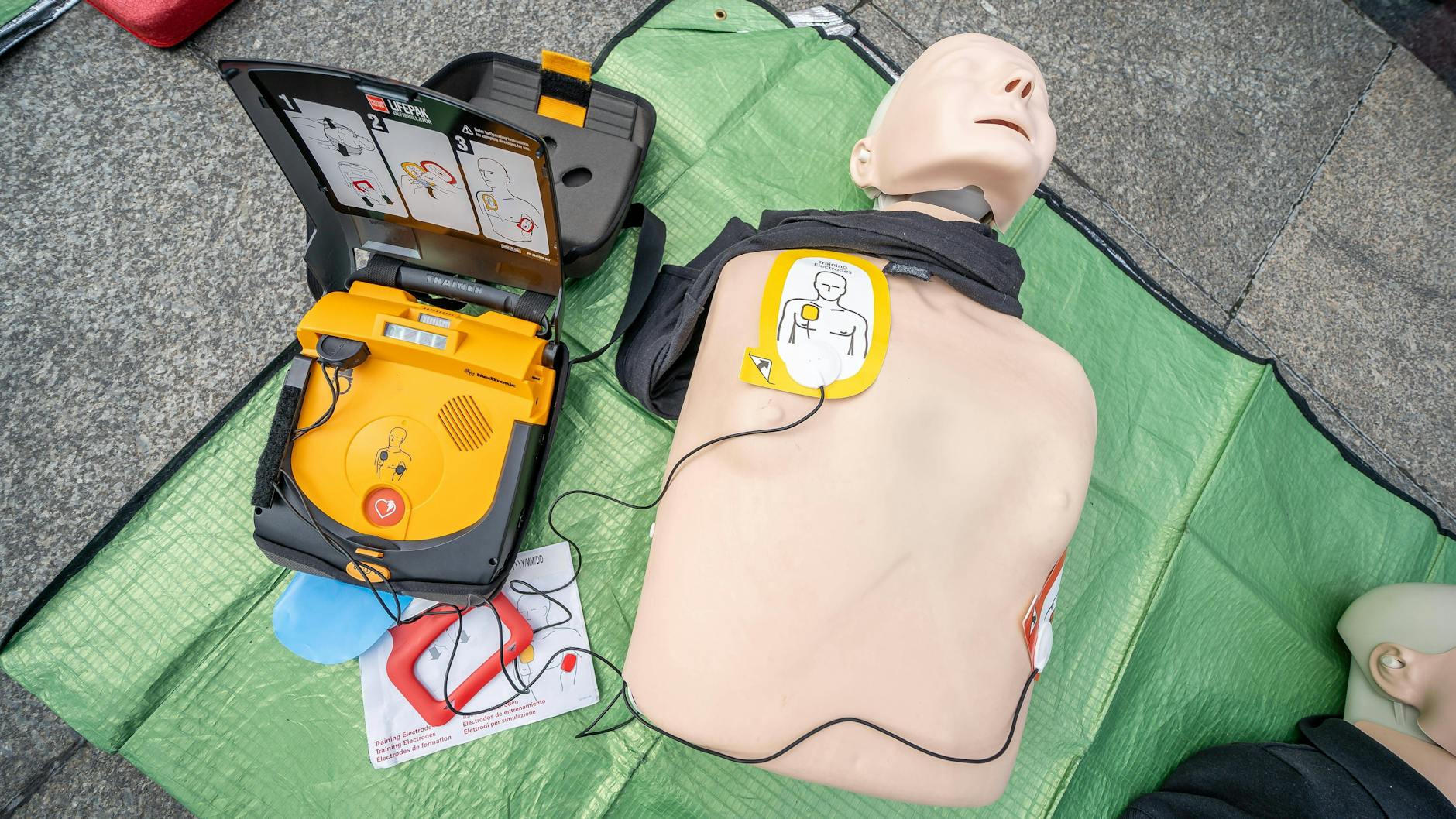 Bei einem Defibrillator wird die Funktion, die zur Beendigung gefährlicher Herzrhythmusstörungen erforderlich ist, vorübergehend deaktiviert.