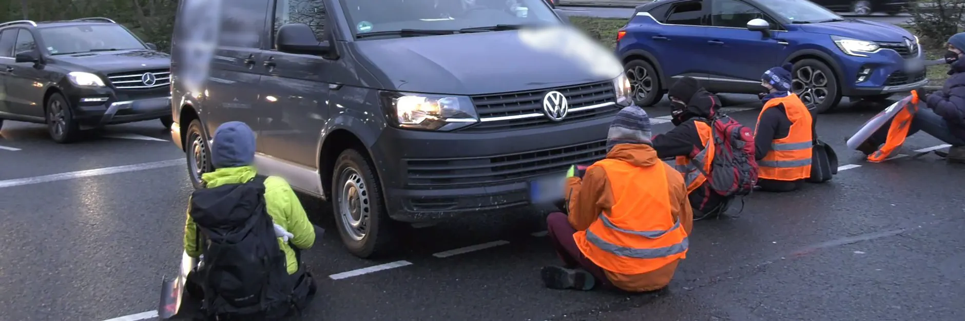 Klimaschützer blockieren eine Abfahrt der Berliner Stadtautobahn A100. (Archivbild)