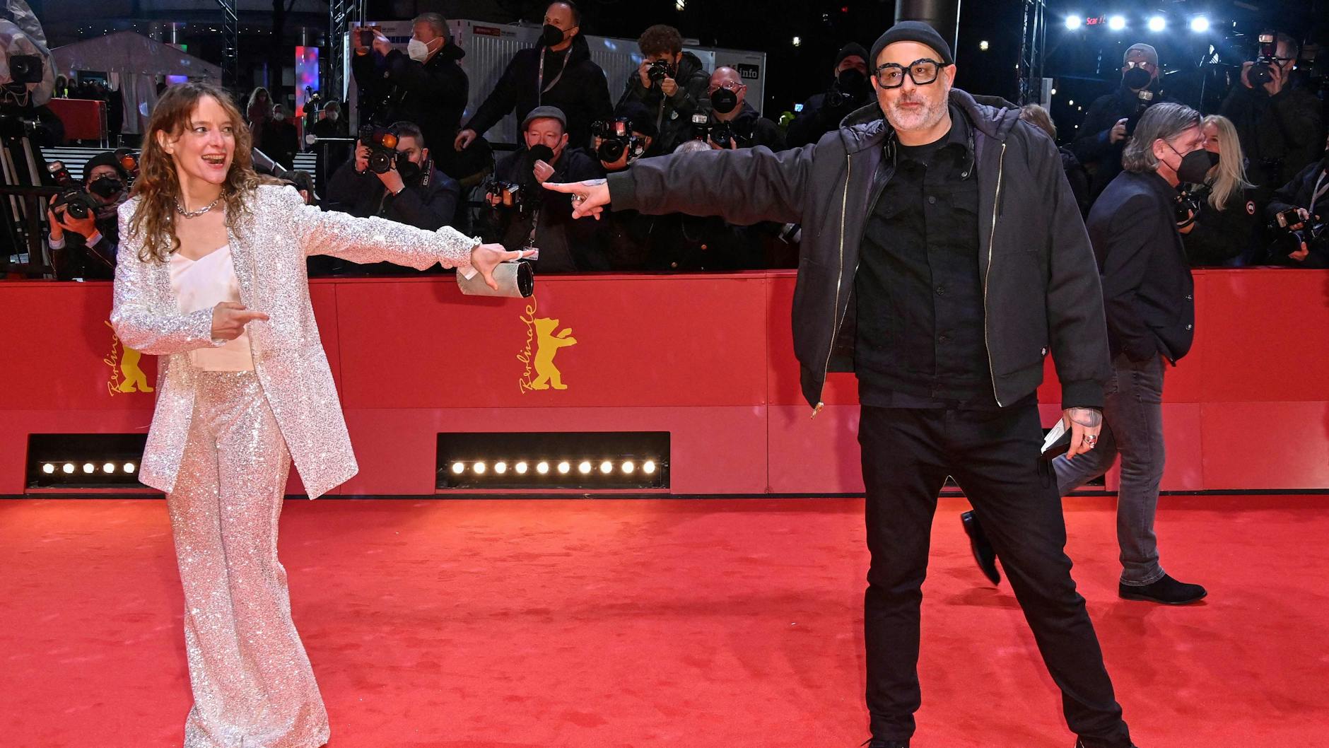 Anne Ratte-Polle und der kanadische Filmemacher Denis Côté posieren am Berlinale-Eröffnungsabend für die Fotografen.