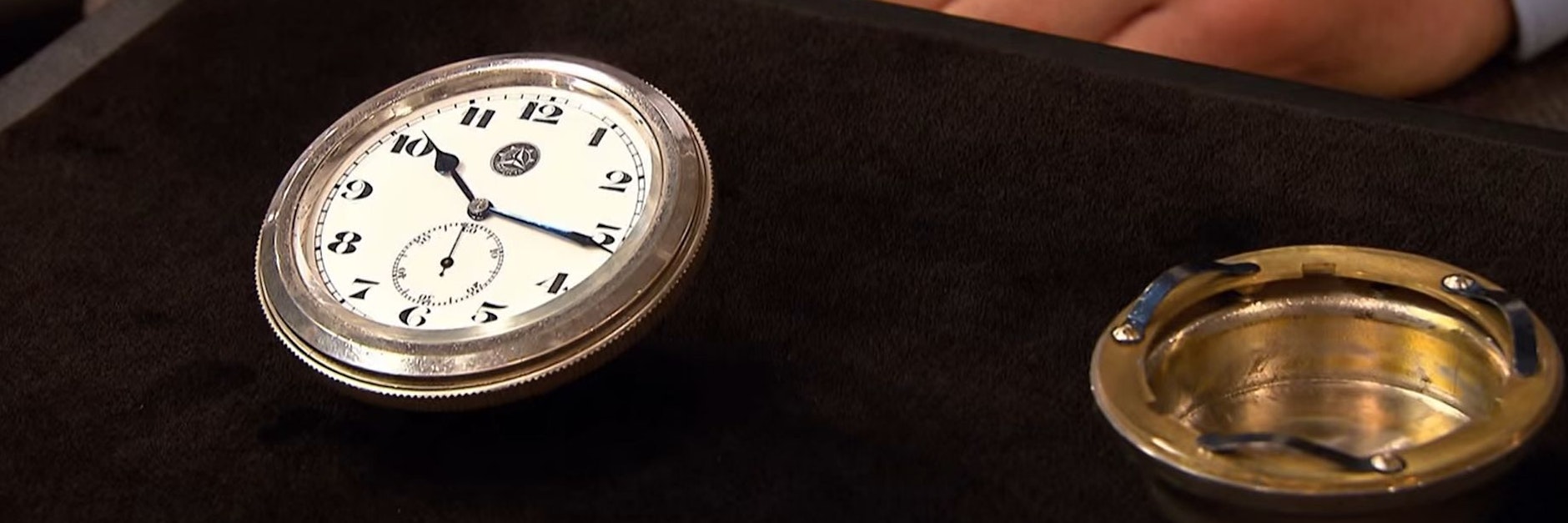 Unscheinbar und später im Händlerraum doch heiß begehrt – eine alte Automobiluhr.
