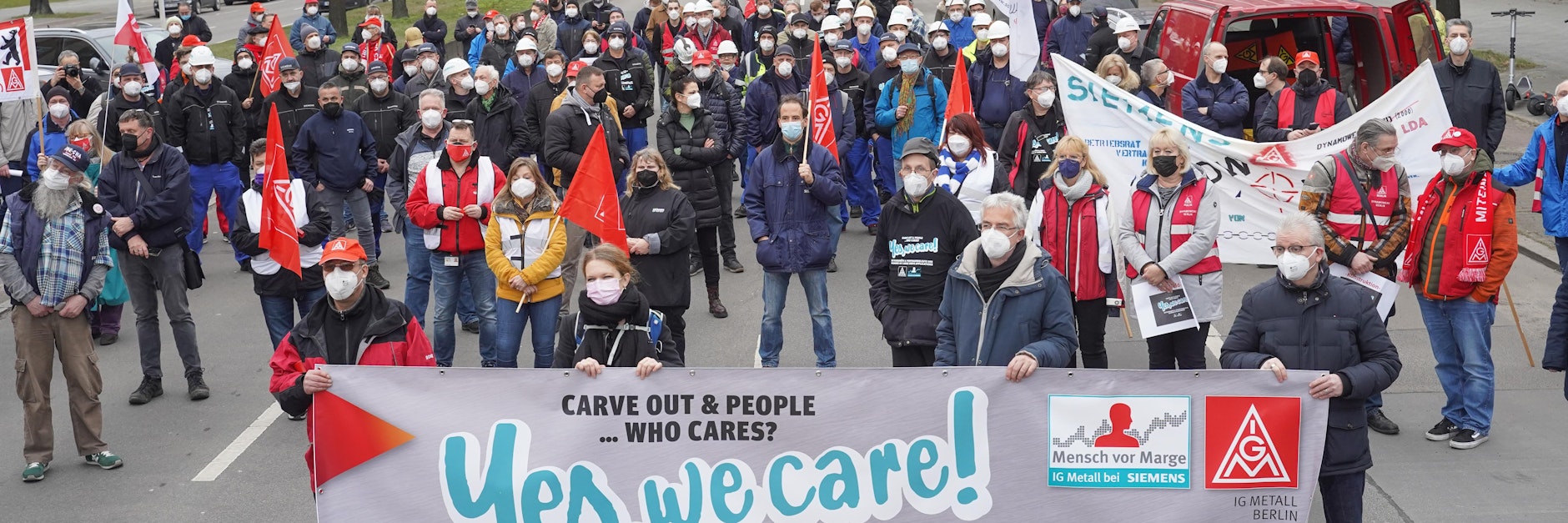 Rund 150 Siemens-Mitarbeiter protestierten während einer verlängerten Frühstückspause vor dem Dynamowerk gegen die Ausgliederung aus dem Konzern.