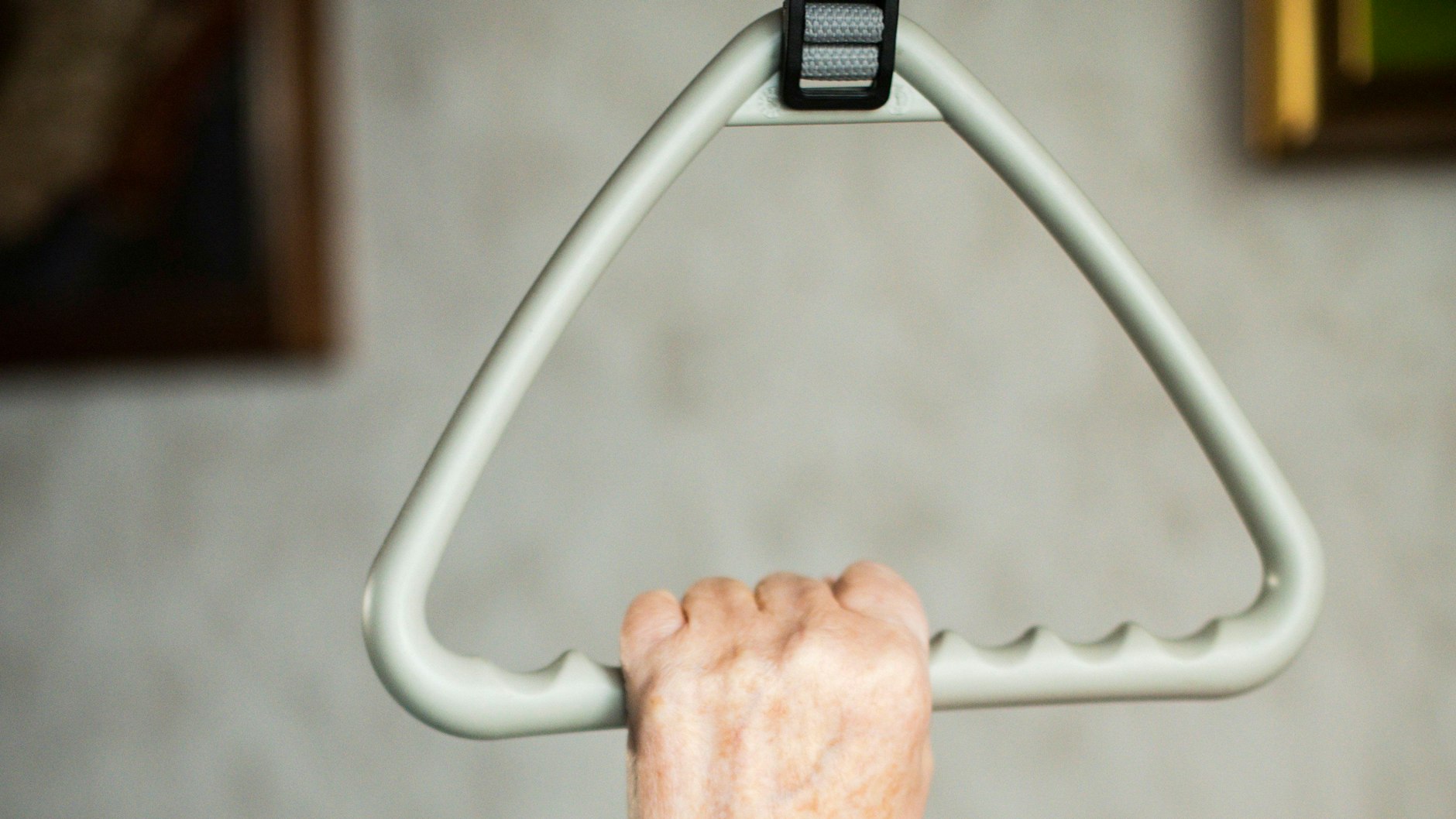 Die häusliche Pflege würde zusammenbrechen, würden Angehörige sie nicht auf eigene Kosten aufrechterhalten. Durch die Impfpflicht wird dieser prekäre Bereich weiter belastet.