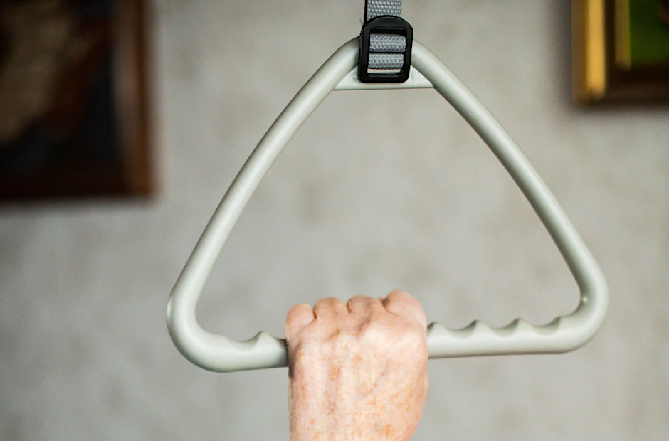 Die häusliche Pflege würde zusammenbrechen, würden Angehörige sie nicht auf eigene Kosten aufrechterhalten. Durch die Impfpflicht wird dieser prekäre Bereich weiter belastet.