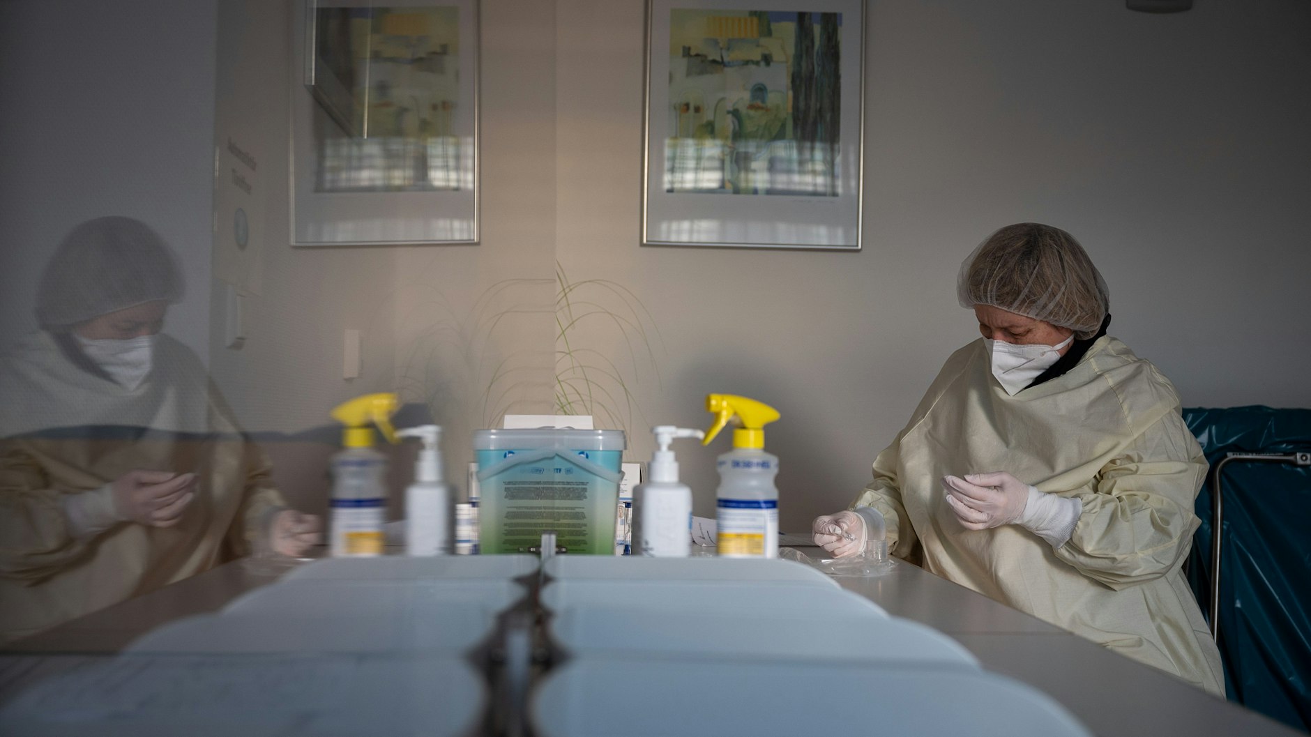 Eine Pflegerin führt in einem Alten- und Pflegeheim einen Corona-Schnelltest durch. Zur Impfpflicht in Kliniken und Pflege hat das Bundesverfassungsgericht am Freitag eine vorläufige Entscheidung gefällt.