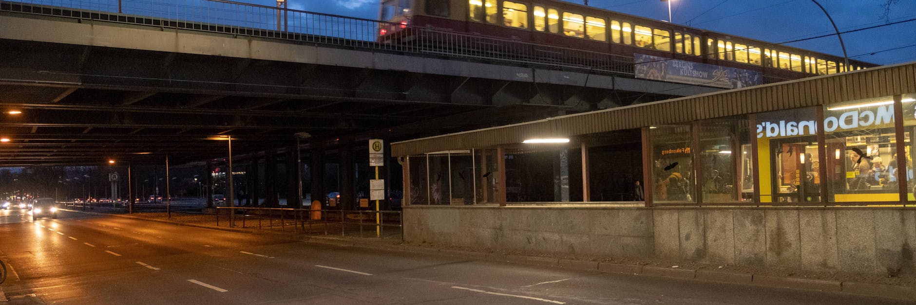 An der Straßenbahn-Haltestelle am S-Bahnhof Greifswalder Straße wurde die 17-Jährige angegriffen.