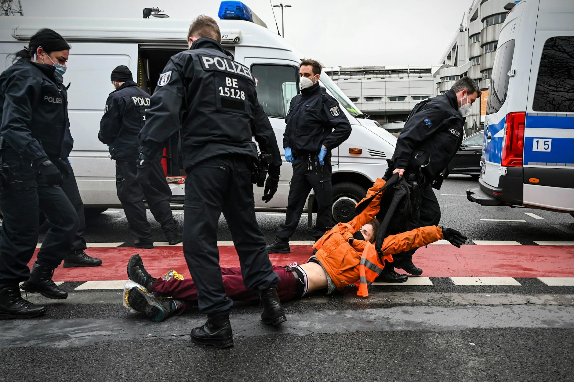 Blockade an der Ausfahrt Messedamm