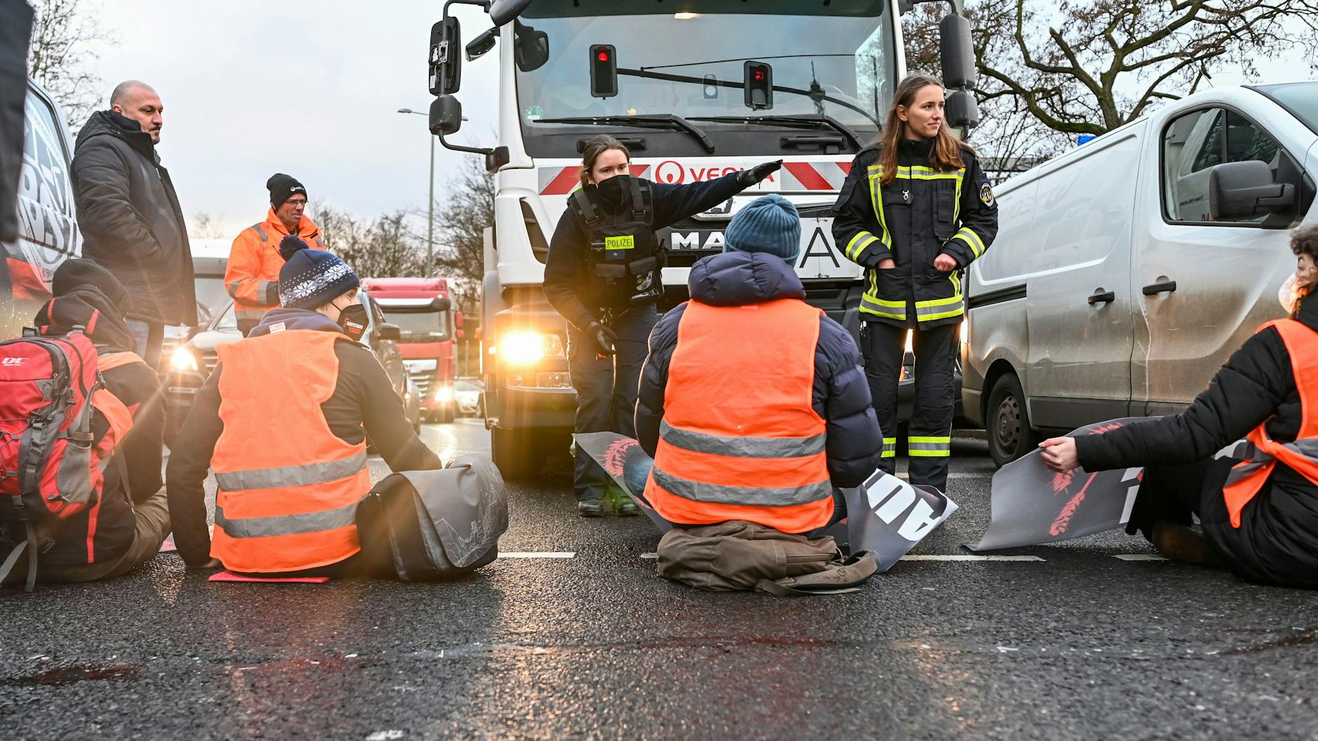 Klimaschützer blockieren seit Tagen in Berlin mehrere Straßen. Eine hochschwangere Frau, die dringend ins Krankenhaus musste, wurde dadurch aufgehalten (Archivbild).