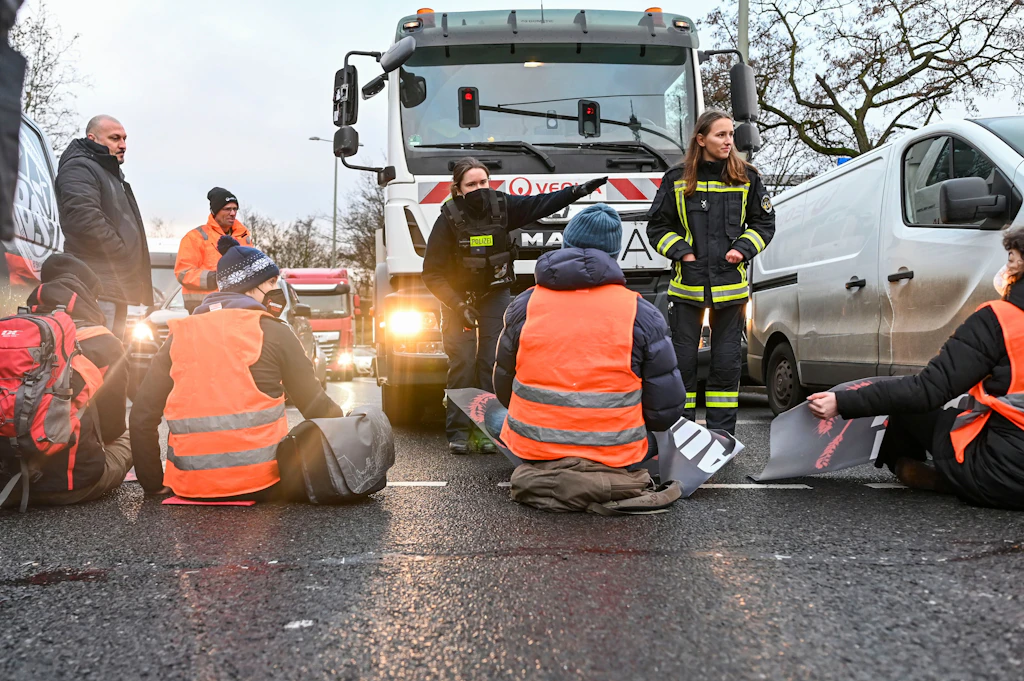 Sitzblockade in Berlin: Polizei muss Hochschwangere in Klinik fahren