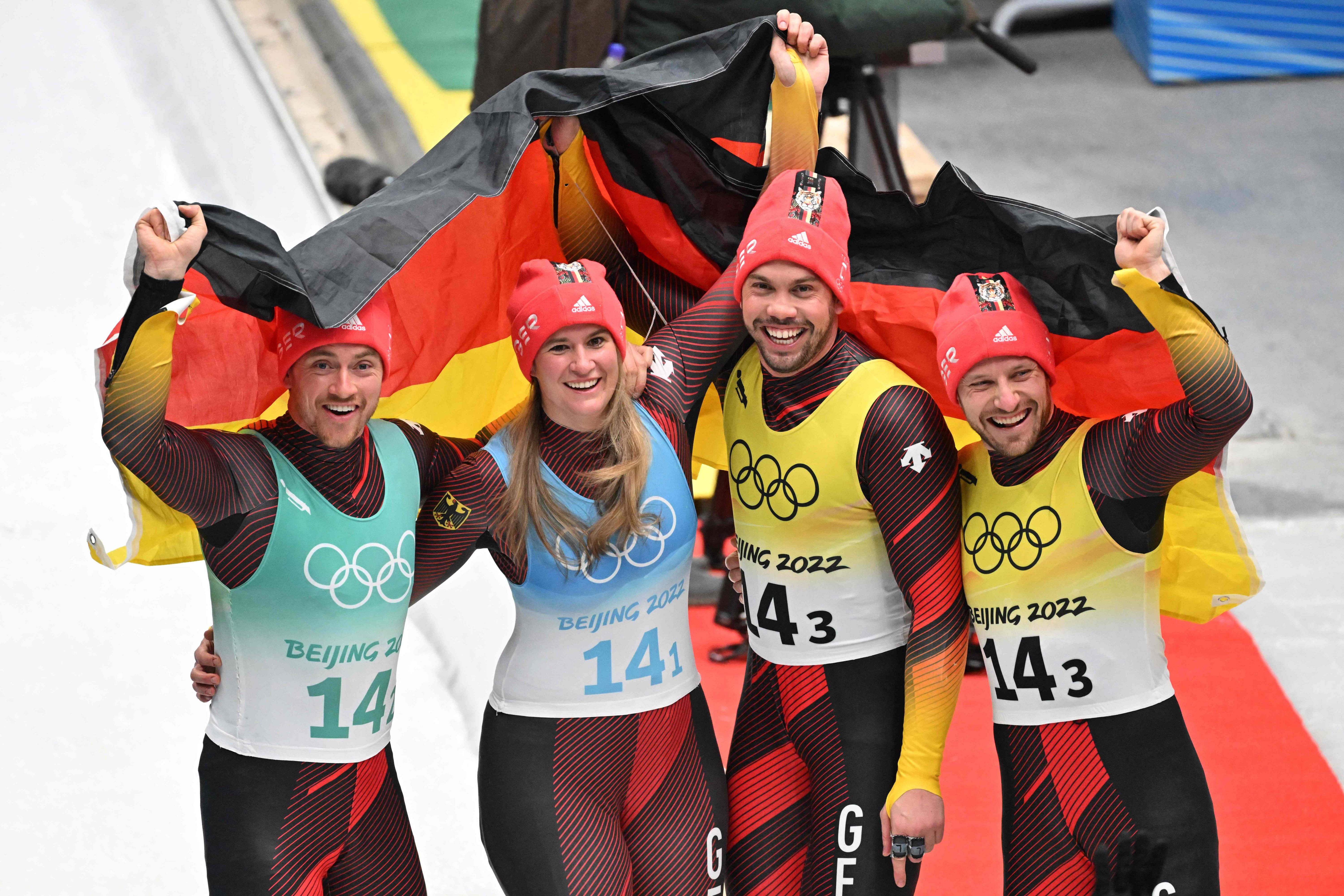 Image - Der Olympia-Donnerstag auf einen Blick: +++ Rodel-Teamstaffel holt Gold – Pechi-Rekord futsch+++ Snowboard-Hoffnung Nörl verpasst Medaille +++ Eishockey-Team von Kanada vermöbelt