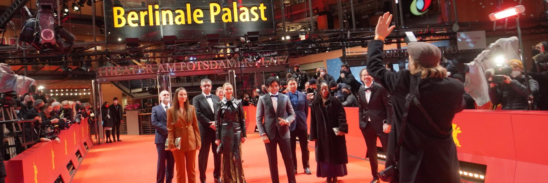 Die Internationale Jury kommt über den roten Teppich zur Eröffnungsveranstaltung der 72. Berlinale.