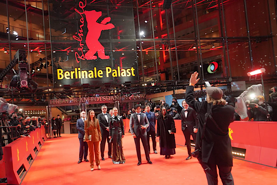 Die Internationale Jury kommt über den roten Teppich zur Eröffnungsveranstaltung der 72. Berlinale.