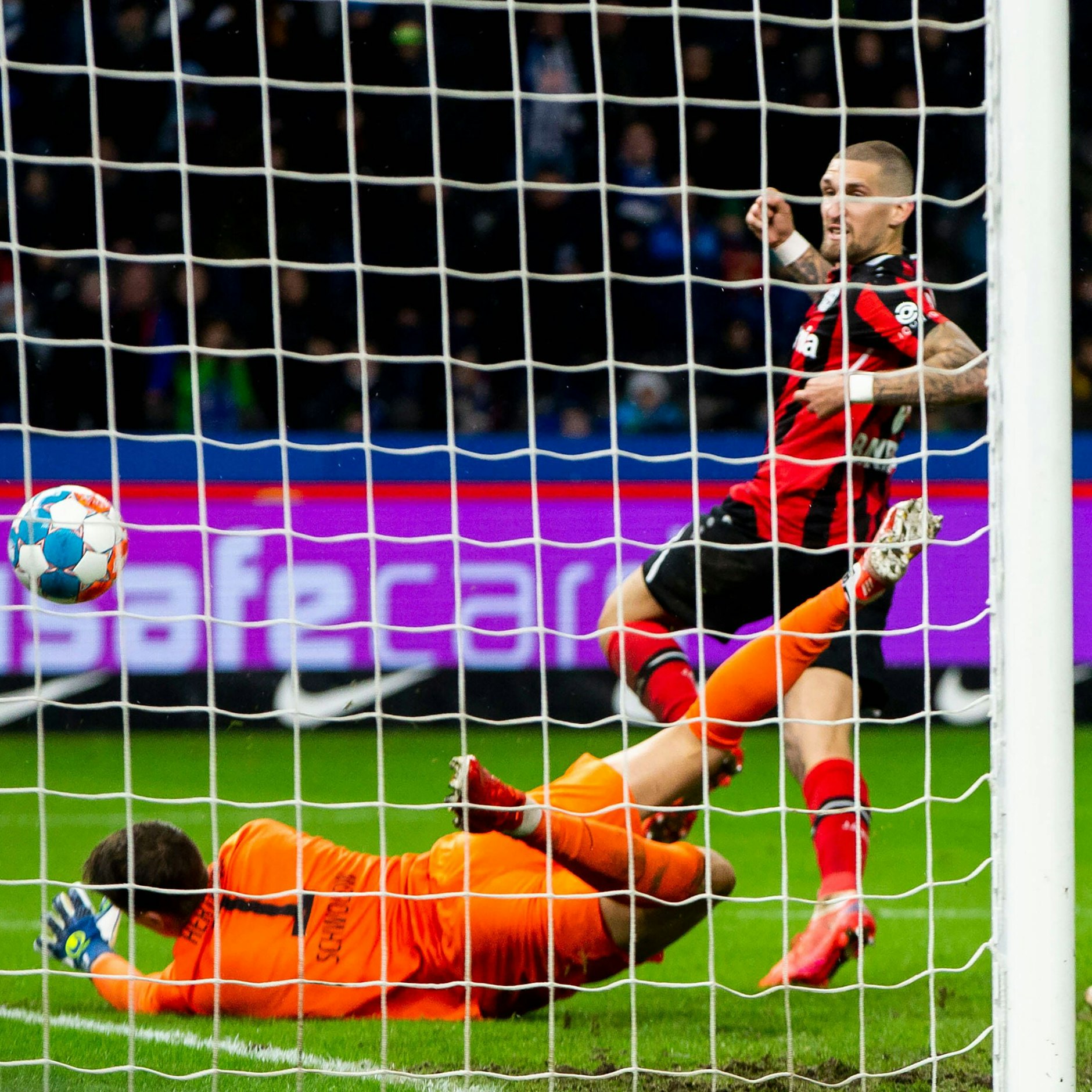 Ein Heber und drin! Leverkusens Andrich traf in der Schlussminute gegen Hertha.