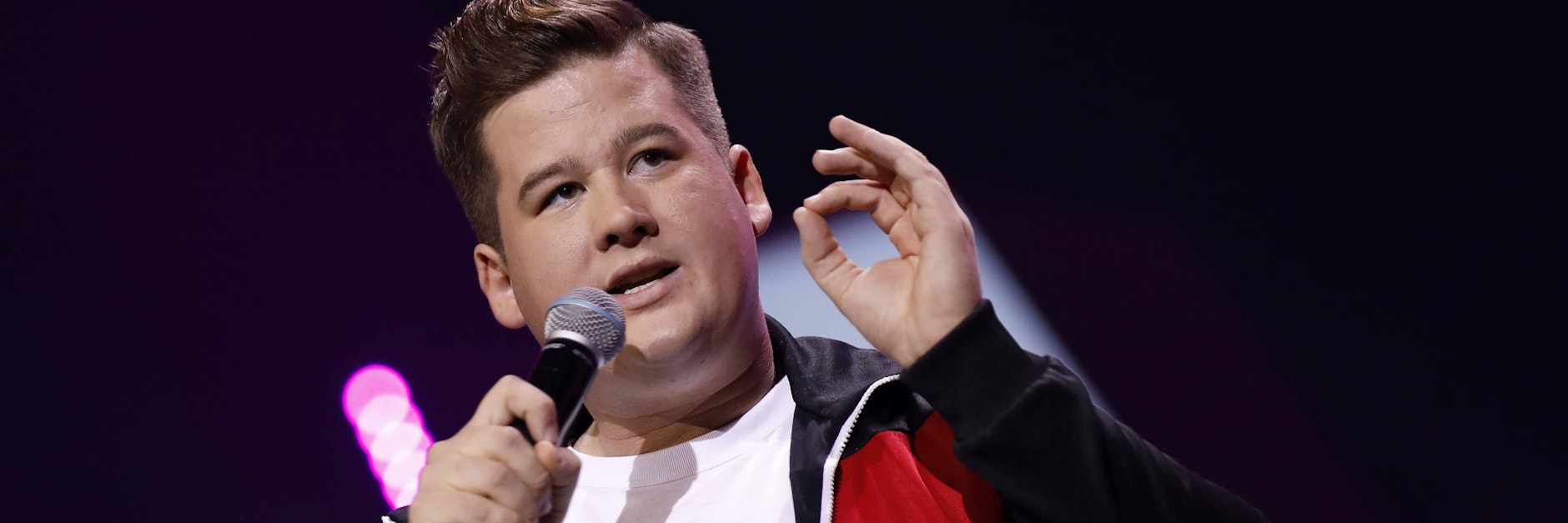 Chris Tall wird im Netz beschimpft, weil einige ihn für den Nachfolger für das Dschungelcamp halten.