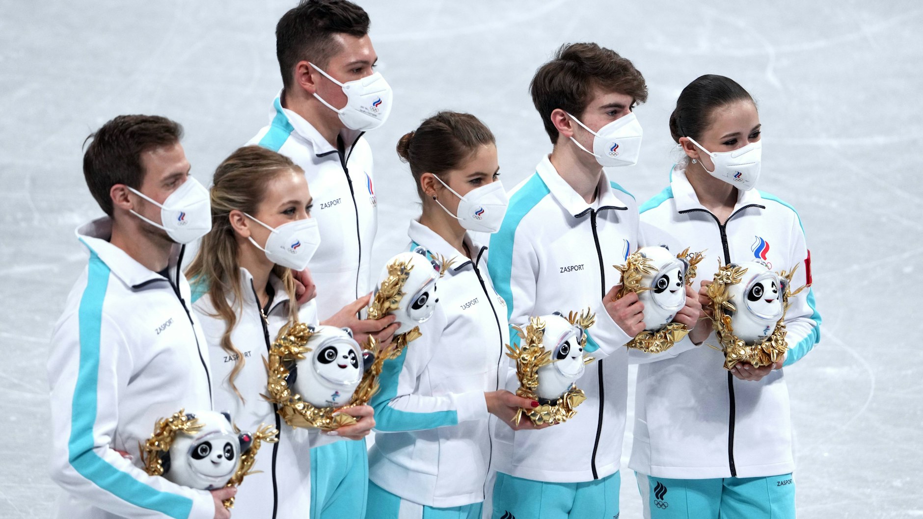 Das russische Team der Eiskunstläufer wurde am Montag nach dem Wettbewerb als Sieger geehrt&nbsp;– die Medaillenvergabe lässt dagegen weiter auf sich warten.