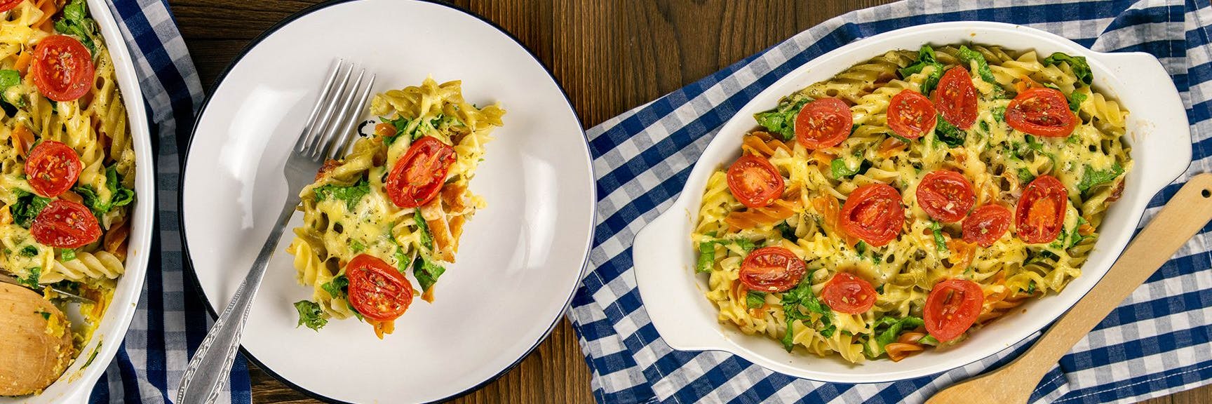 Bei diesem Nudelauflauf können die Zutaten beliebig ausgetauscht werden - dieses Rezept beinhaltet Tomaten und Spinat.