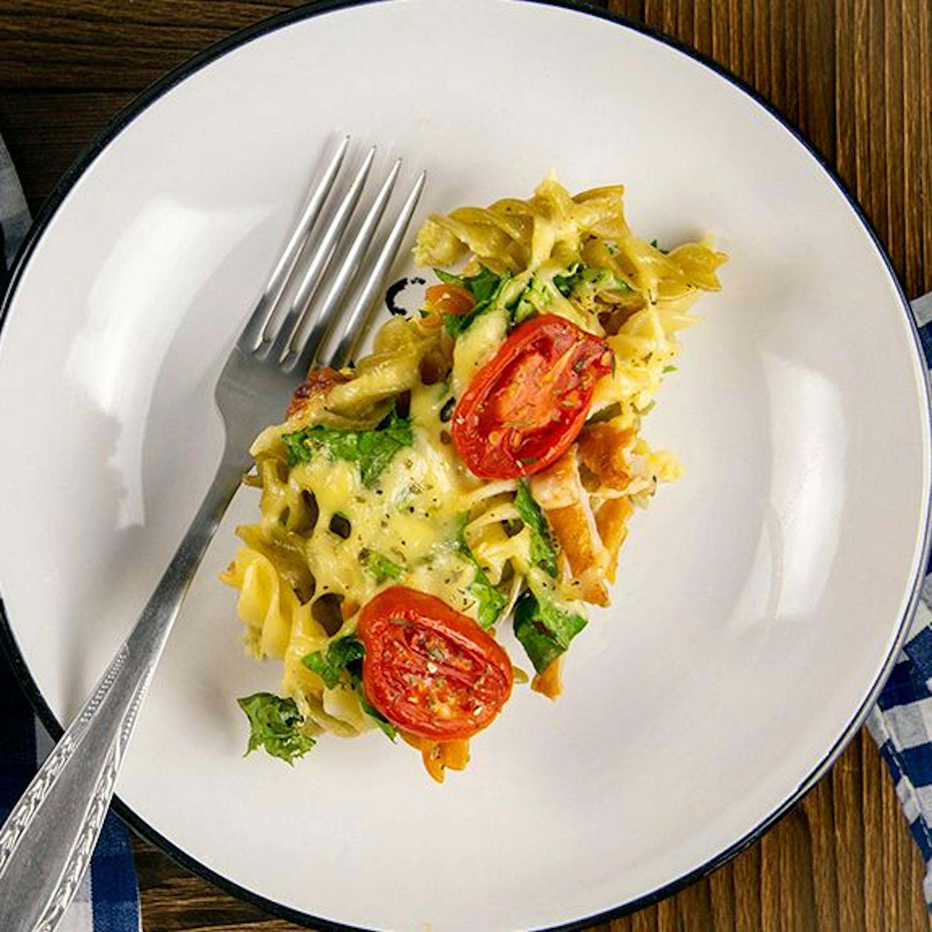 Blitz-Gericht für ein schnelles Gratin: Köstlicher Nudelauflauf mit Spinat und Tomaten! Dieses Rezept schmeckt der ganzen Familie