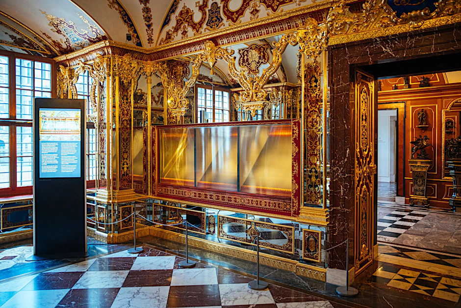  Die ausgeraubte Vitrine im Juwelenzimmer des Historischen Grünen Gewölbes im Residenzschloss in Dresden.